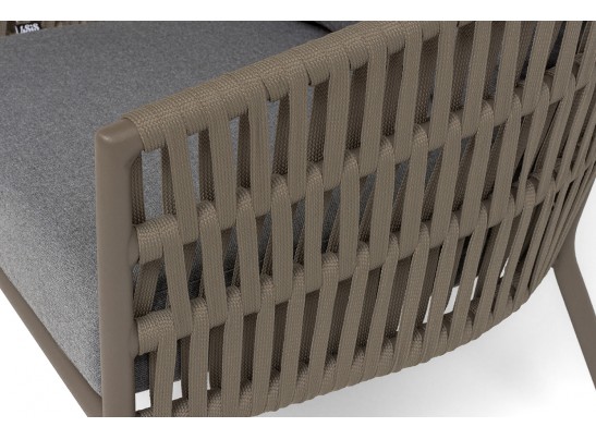 "Комо" кресло плетеное из роупа, каркас алюминий бежево-серый (RAL7006) муар, роуп серо-коричневый 23мм, ткань темно-серая 027