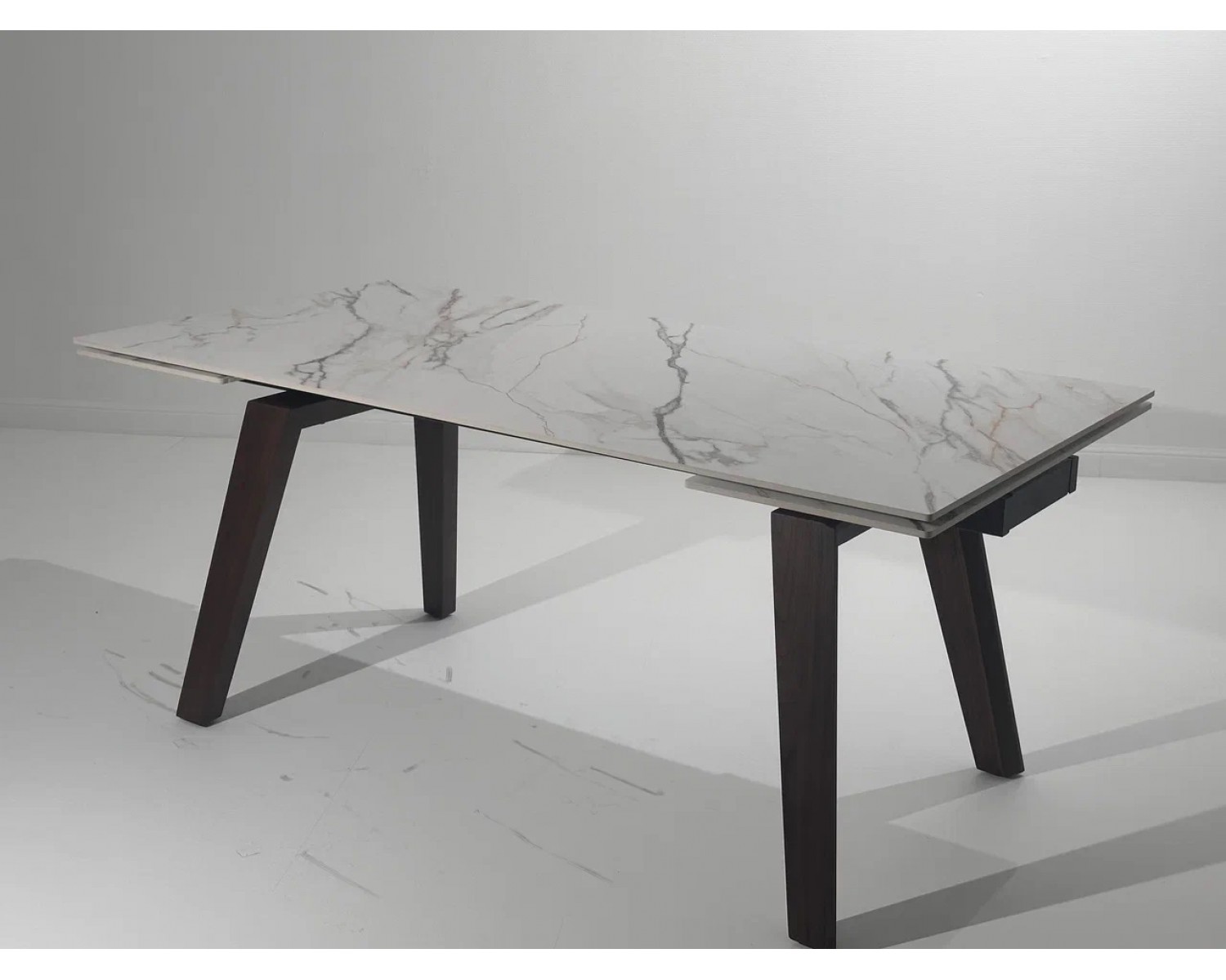 Купить Стол БЭТИС (BETIS) 180 цвет МРАМОР (MATTE GILDED WHITE SOLID CERAMIC) / Орех (WALNUT), ®DISAUR по цене 91900 в Екатеринбурге
